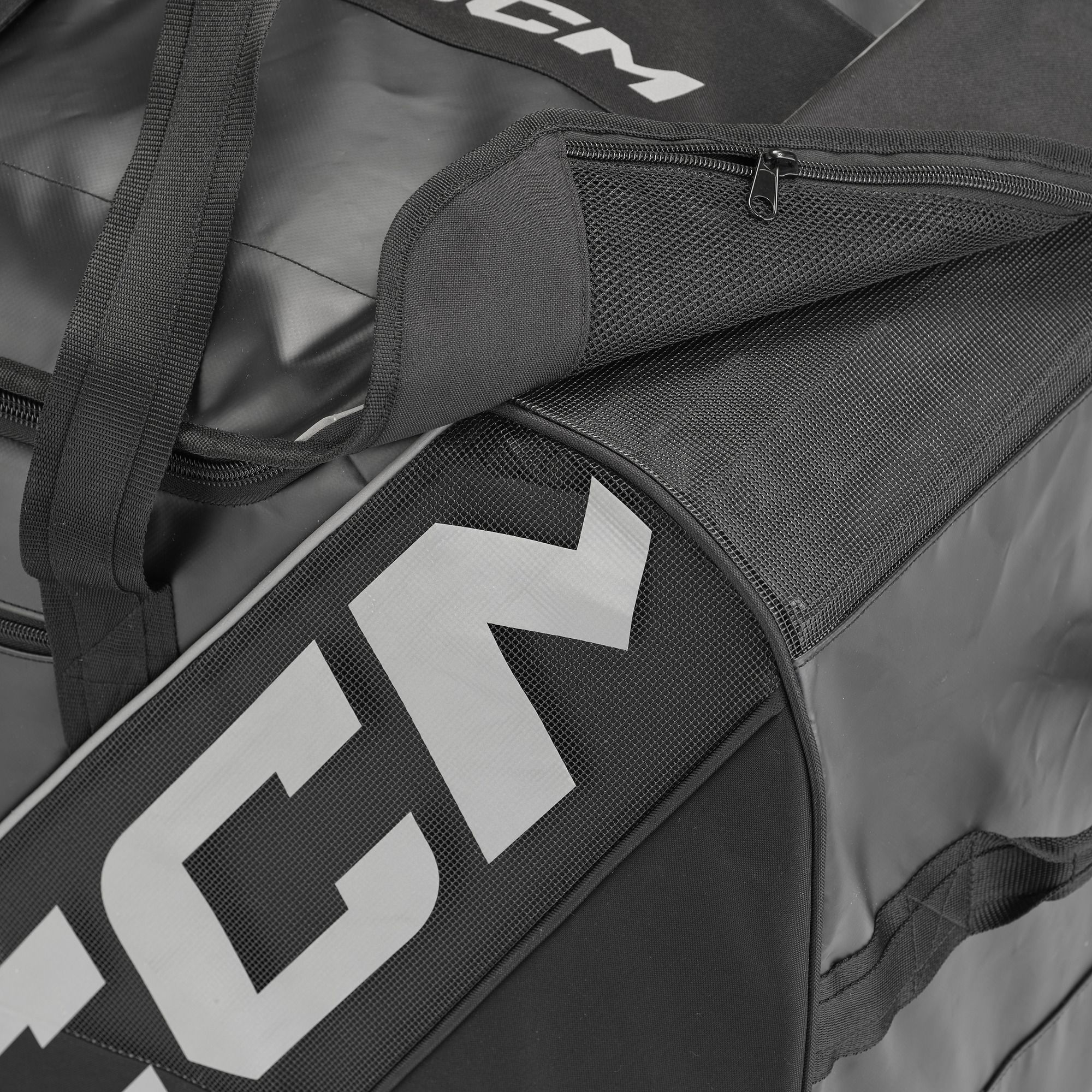 CCM 550 Player 32 Inch Hockey Carry Bag CloseUp