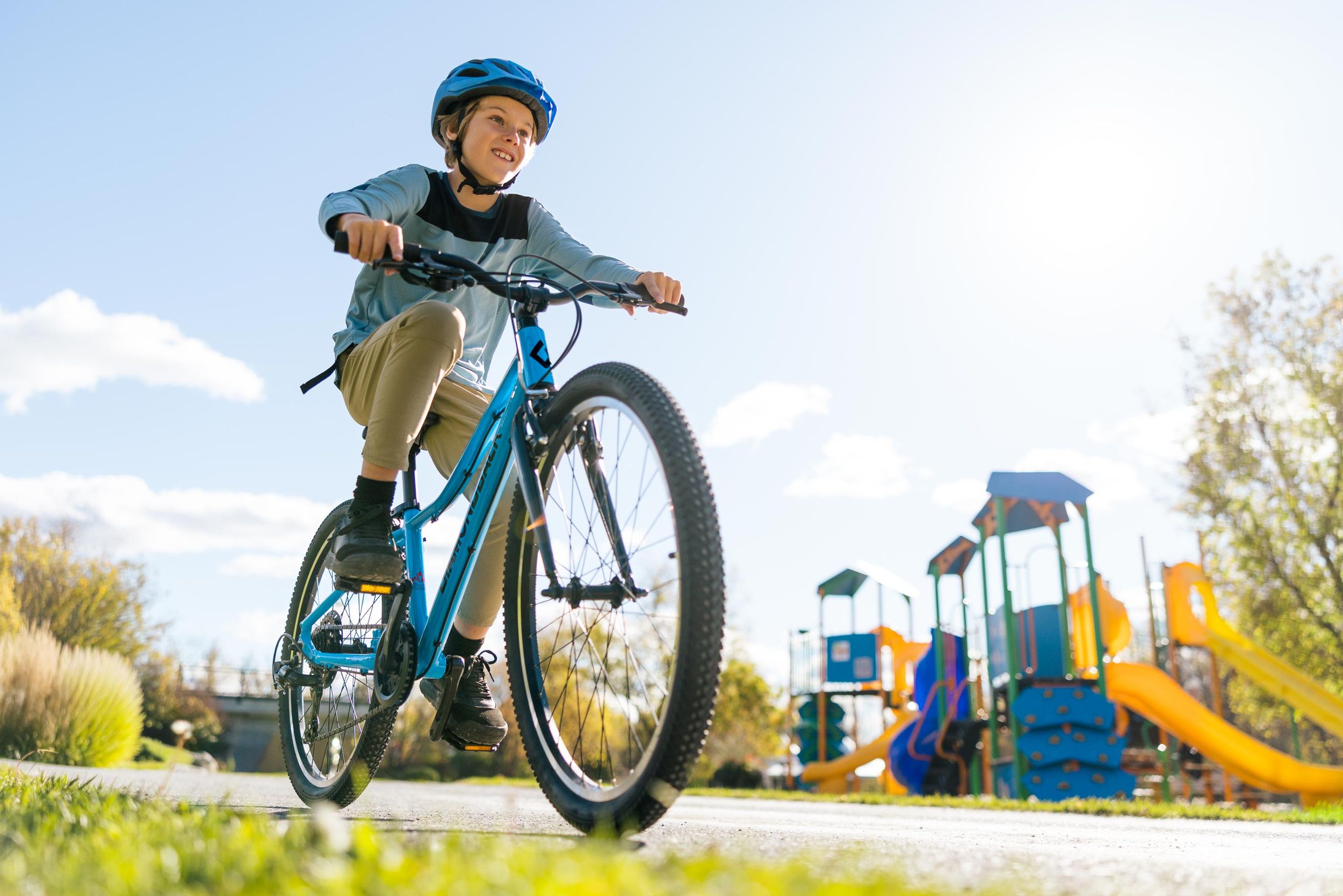 Diamondback Revolve 24 Inch Junior Mountain Bike Front_Angled_Right