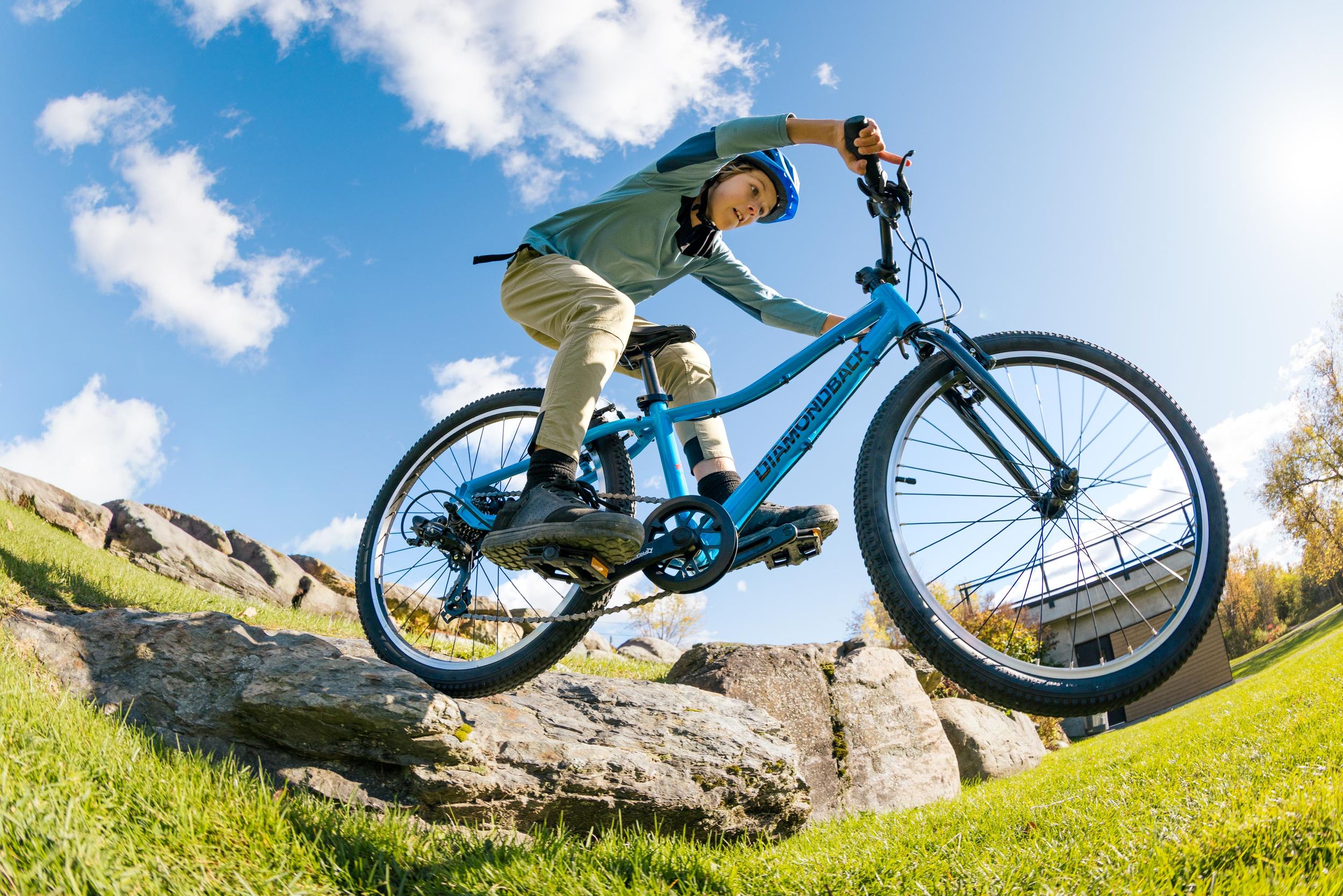 Diamondback Revolve 24 Inch Junior Mountain Bike Front_Angled_Right
