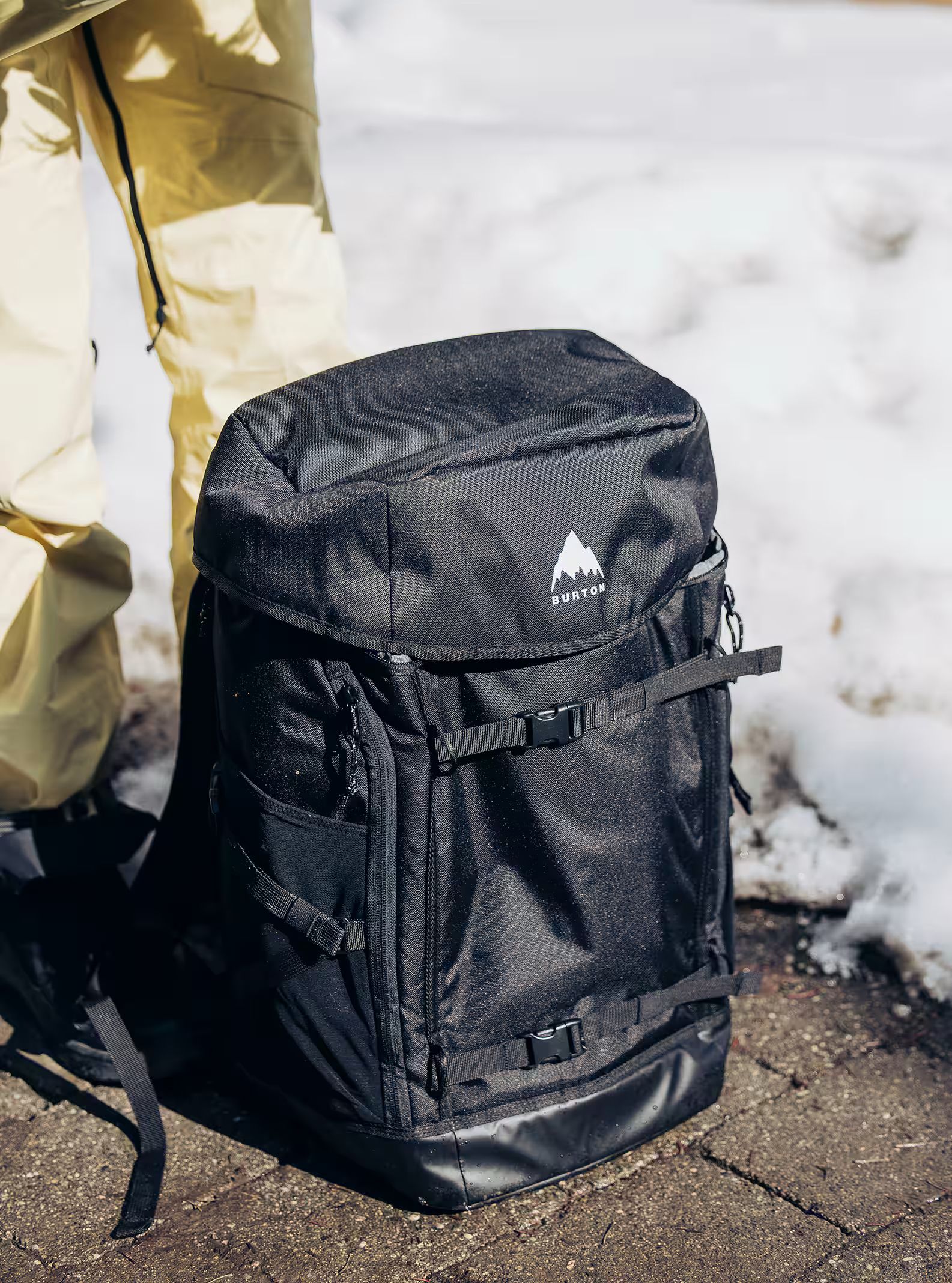 Burton Gig Boot Snowboard Bag 2024/25 Front_Three_Fourths_Angled_Right