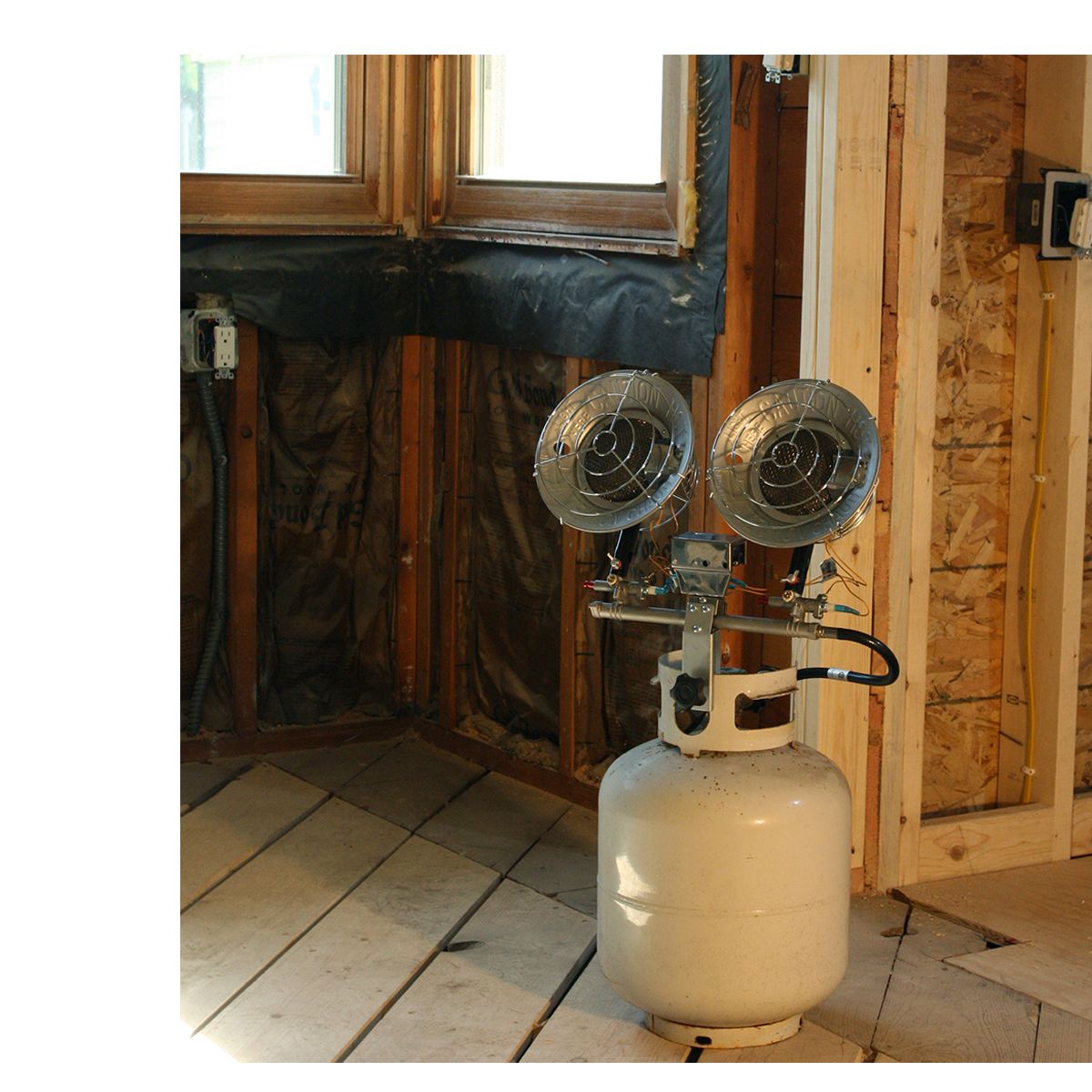 Master 32,000 BTU LP Double Tank Top Heater Front_Angled_Left