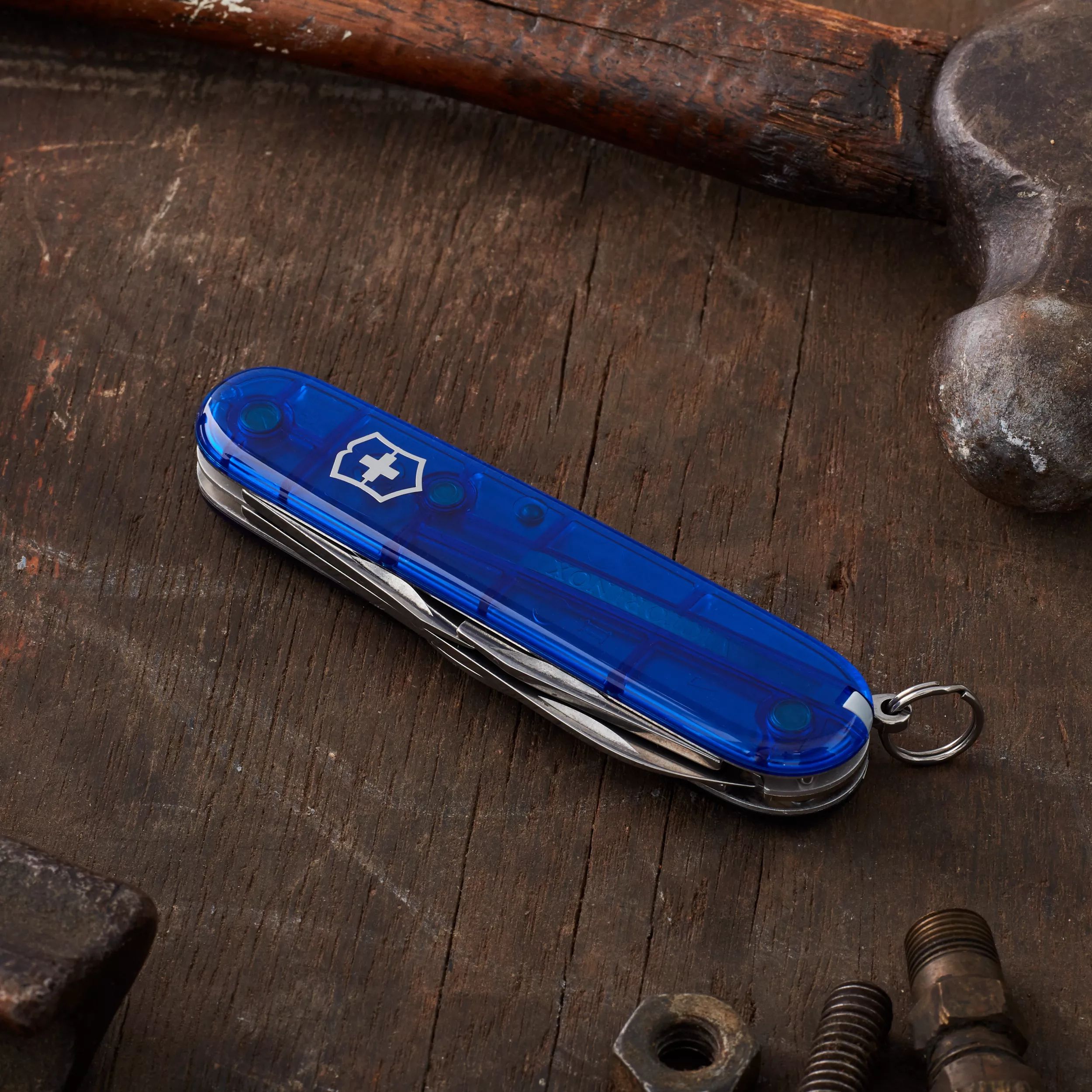 VICTORINOX Tinker Swiss Army Knife Multitool Overhead_Plunge