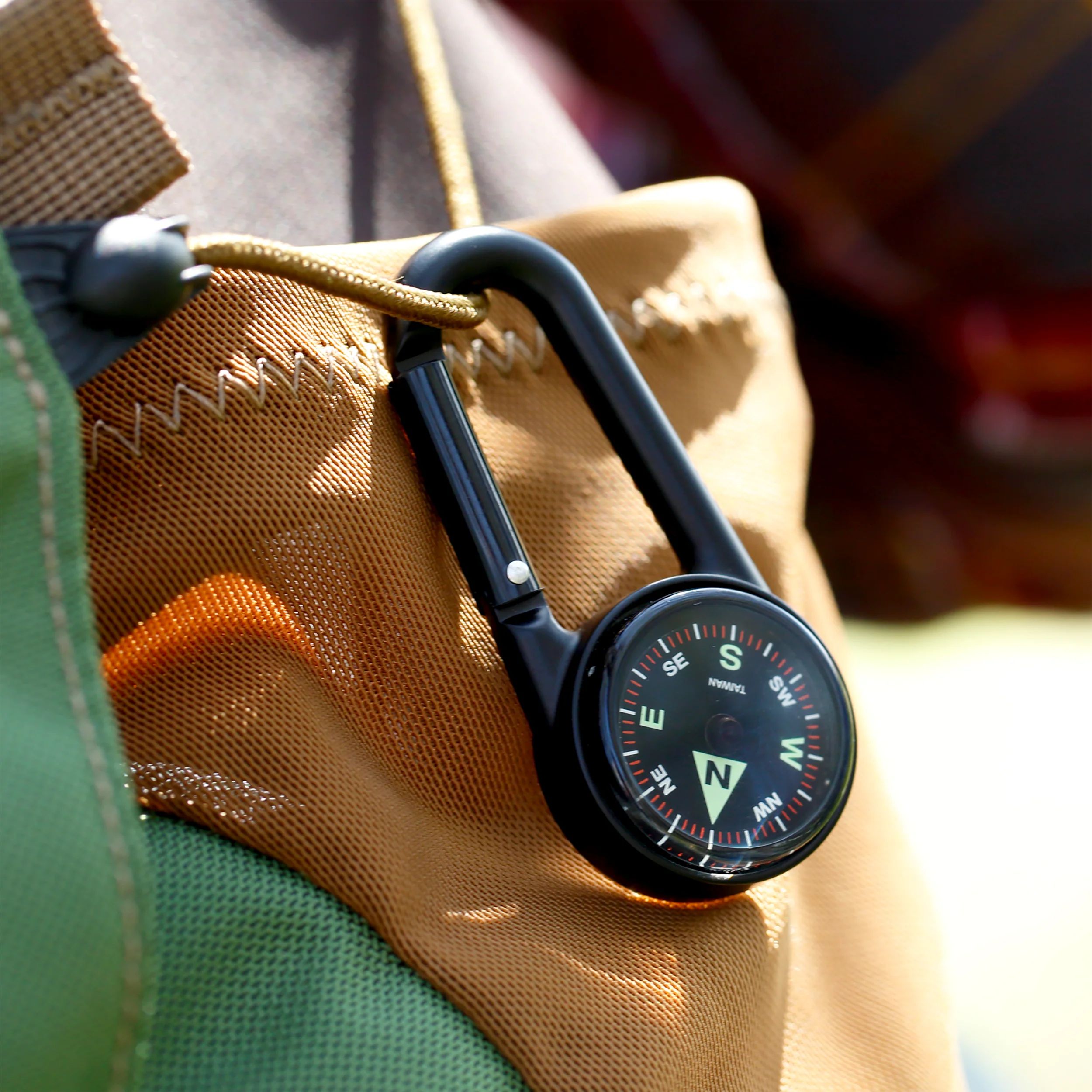 Coghlan's Compact Carabiner Compass Front_Angled_Right