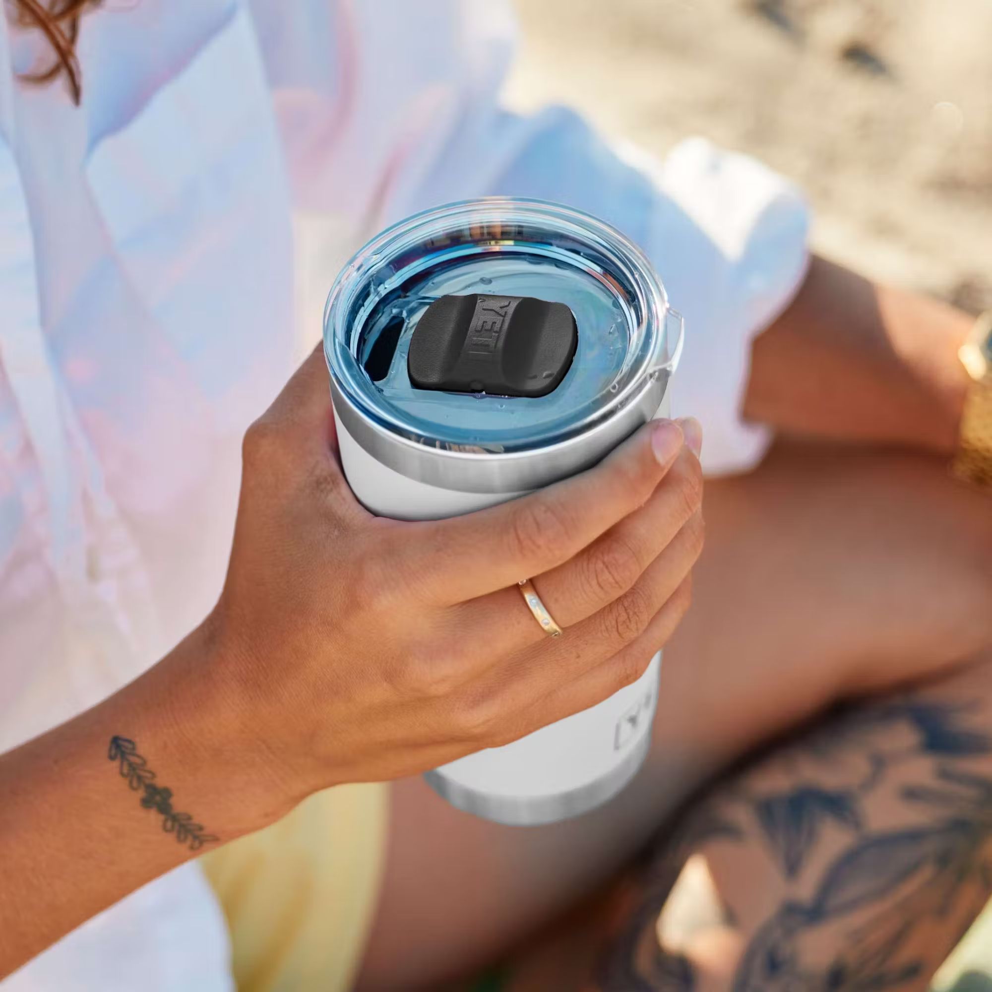 YETI Rambler® 10/20 oz Magslider™ Lid Overhead_Plunge