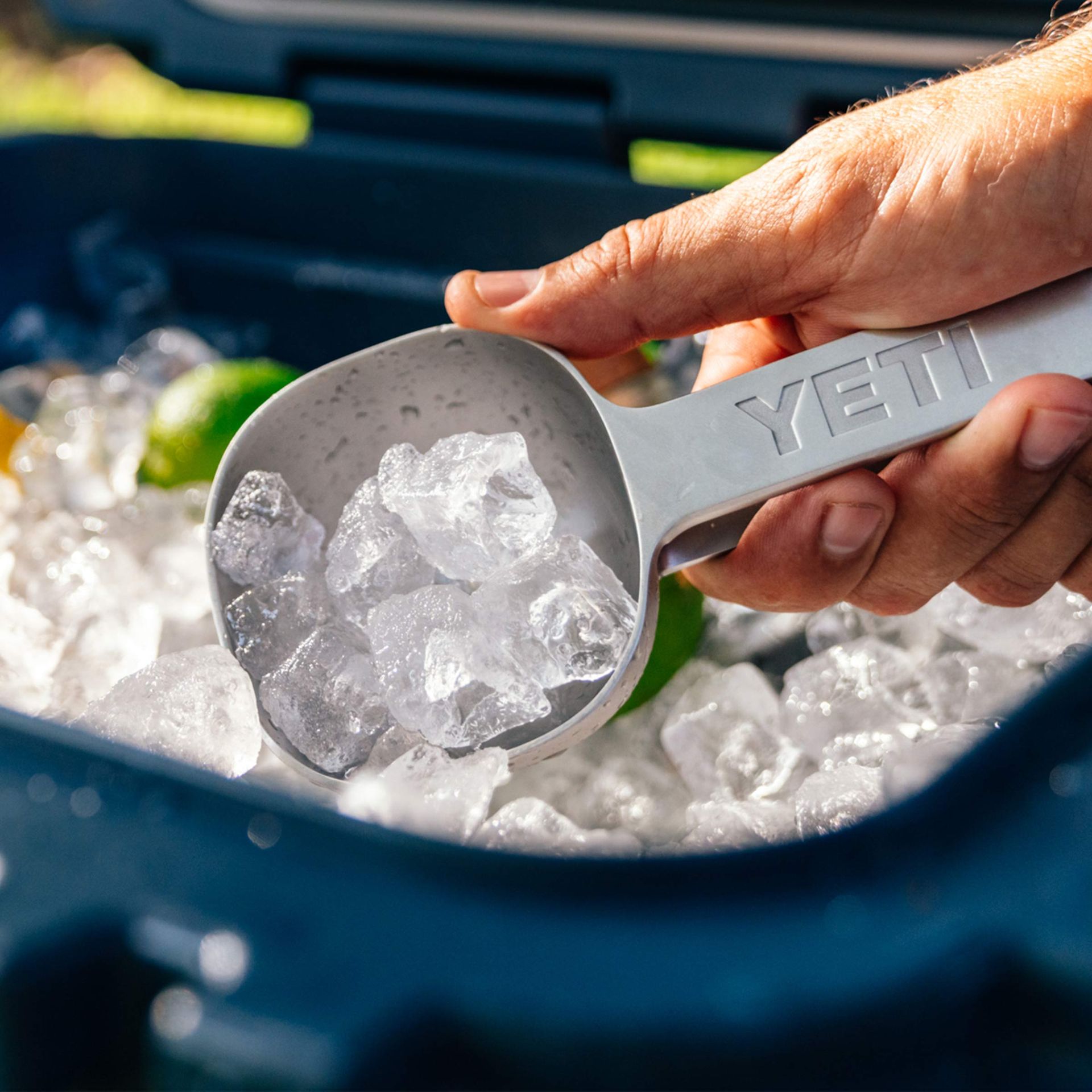 YETI Ice Scoop Overhead_Plunge