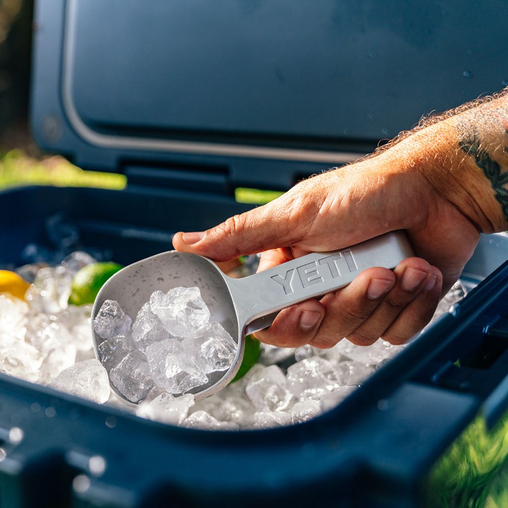 YETI Ice Scoop Overhead_Plunge