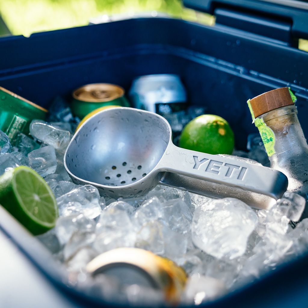 YETI Ice Scoop Overhead_Plunge