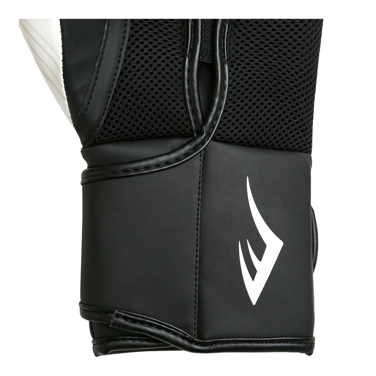 Everlast Spark 14 oz Training Gloves CloseUp