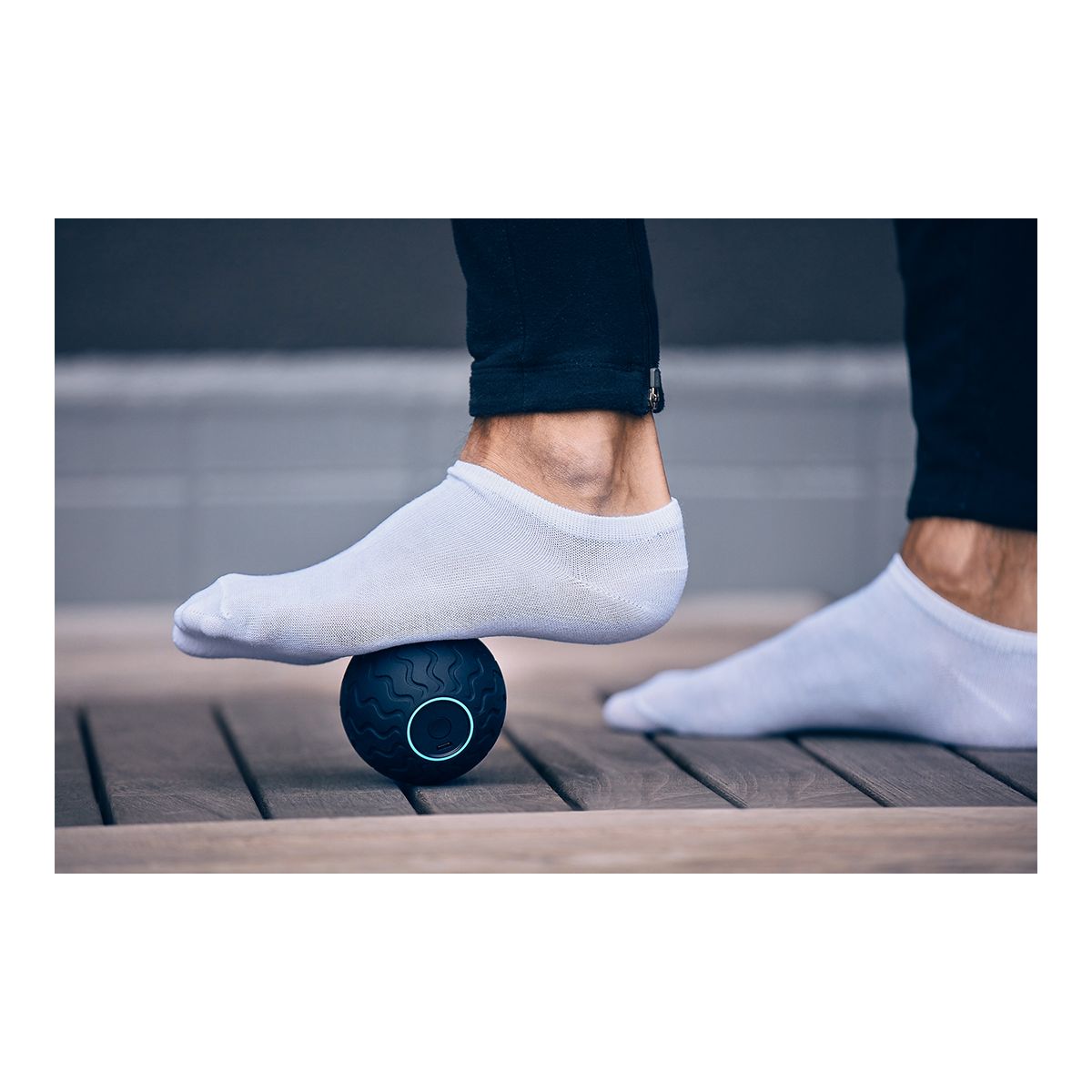 Therabody Wave Solo Vibrating Roller Massage Ball Front_Angled_Right