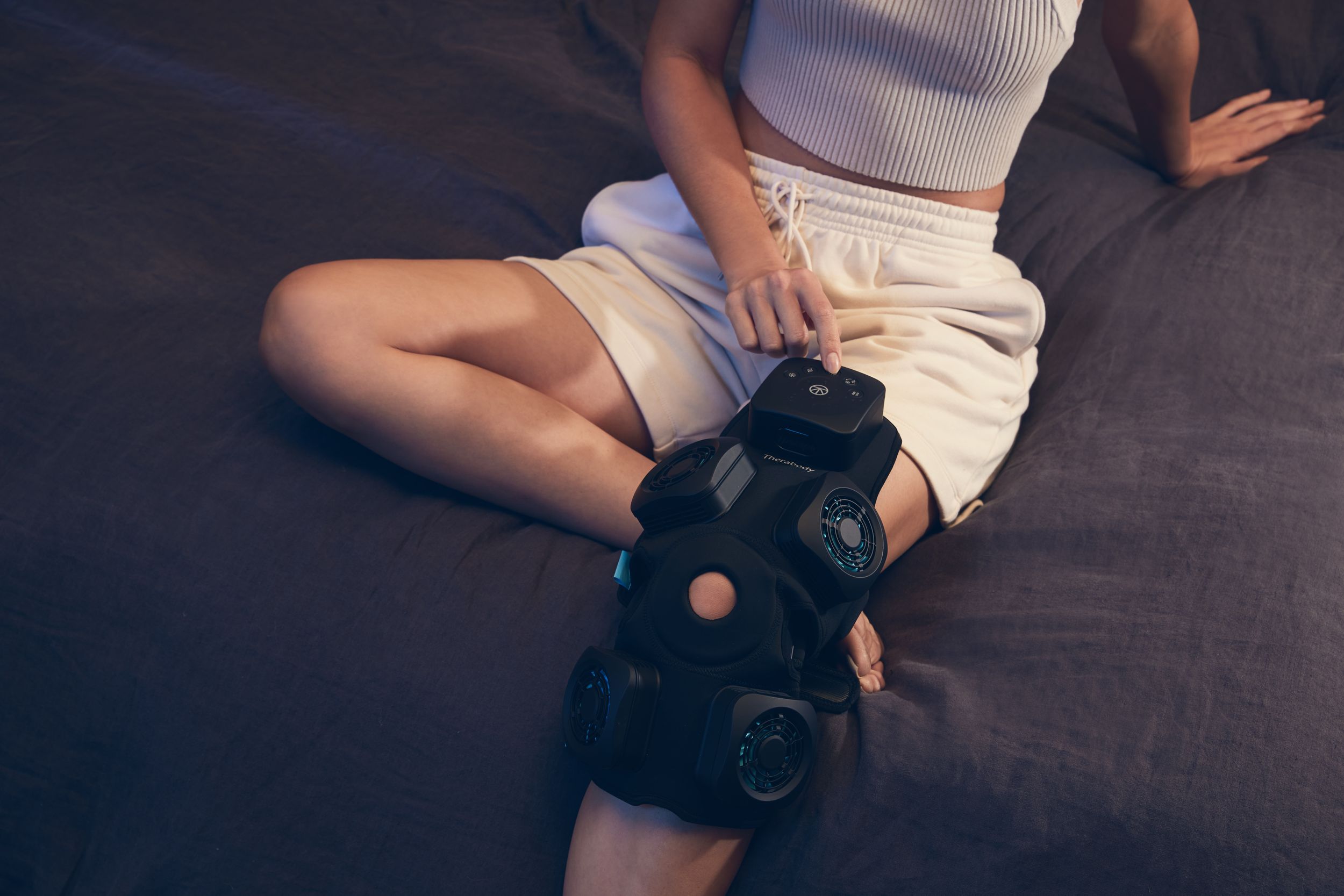 Therabody Recoverytherm Knee Wrap Front_Angled_Left