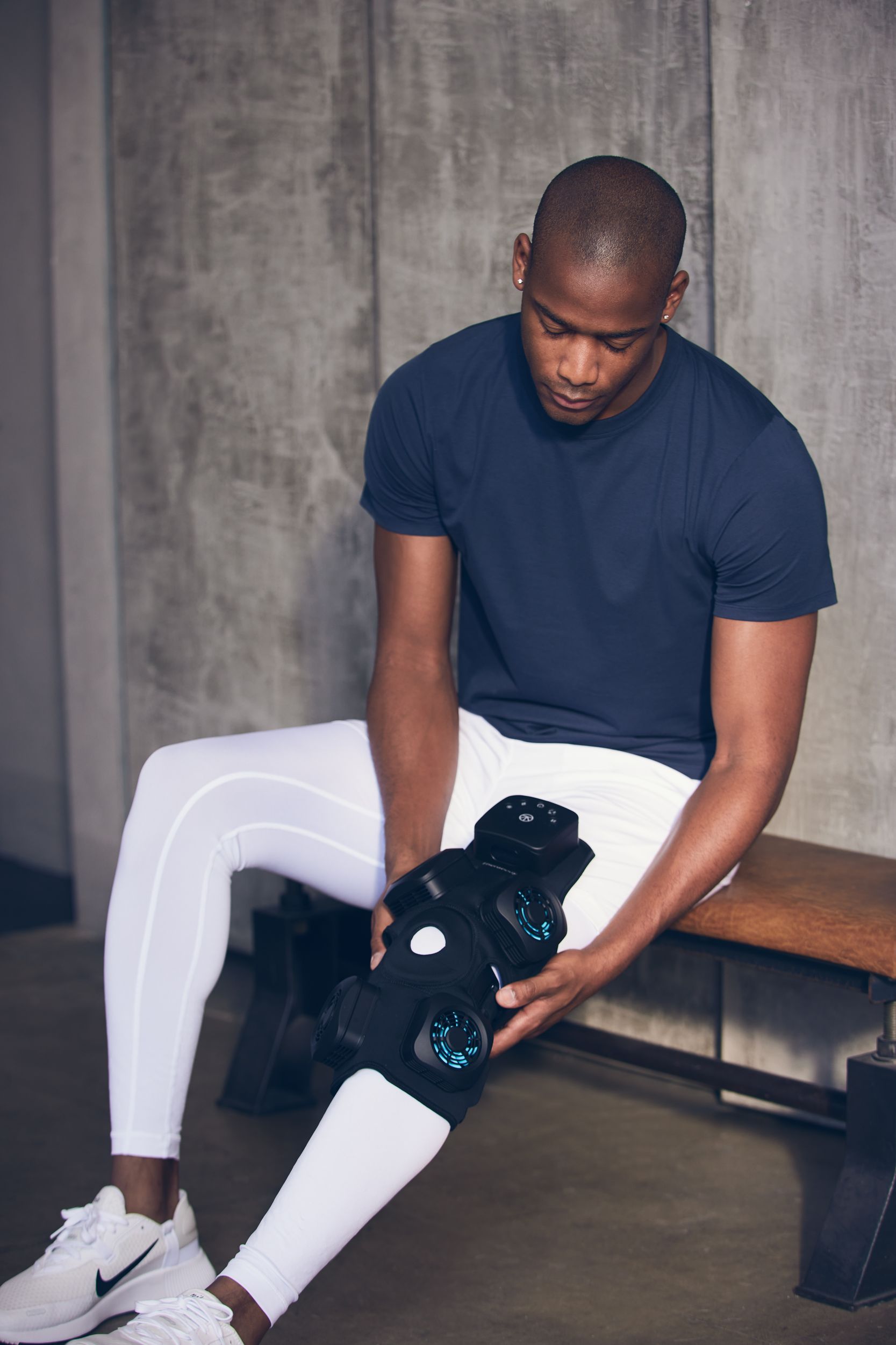 Therabody Recoverytherm Knee Wrap Front_Angled_Left