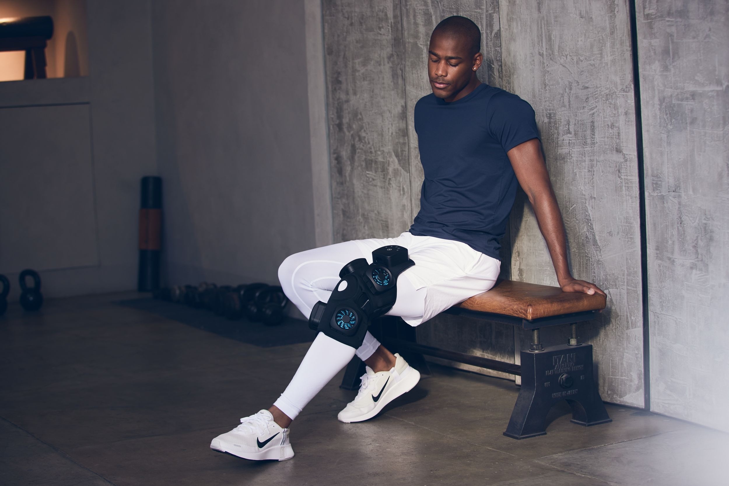 Therabody Recoverytherm Knee Wrap Front_Angled_Left