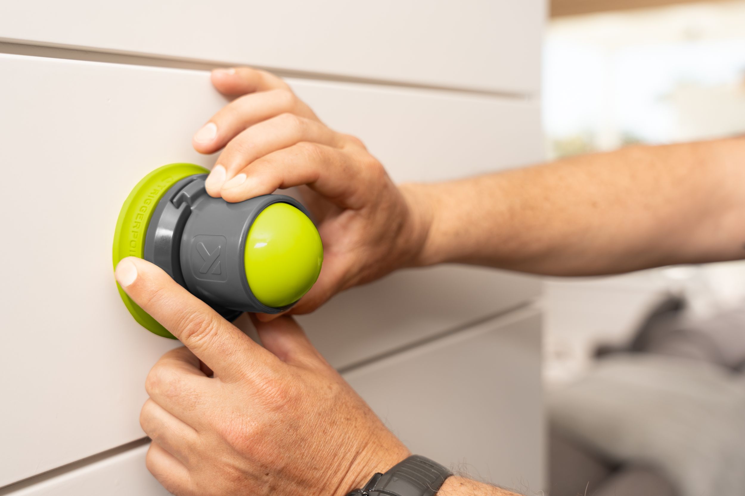 TriggerPoint Mountable Massage Ball Pro Overhead_Plunge