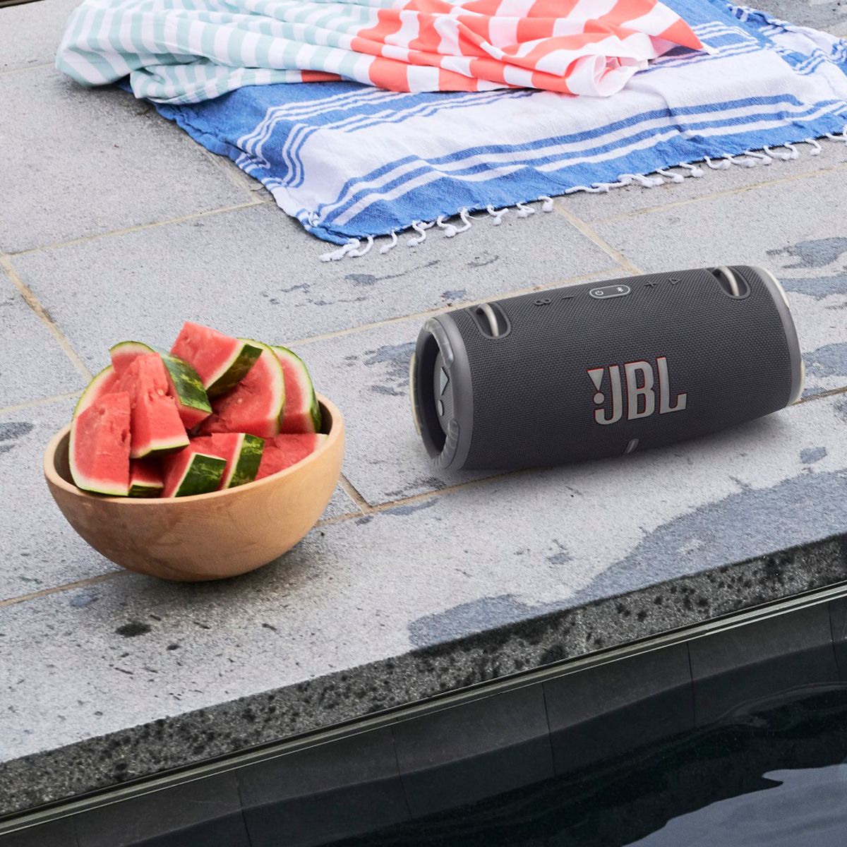 JBL Xtreme 3 Portable Bluetooth Speaker Overhead_Plunge