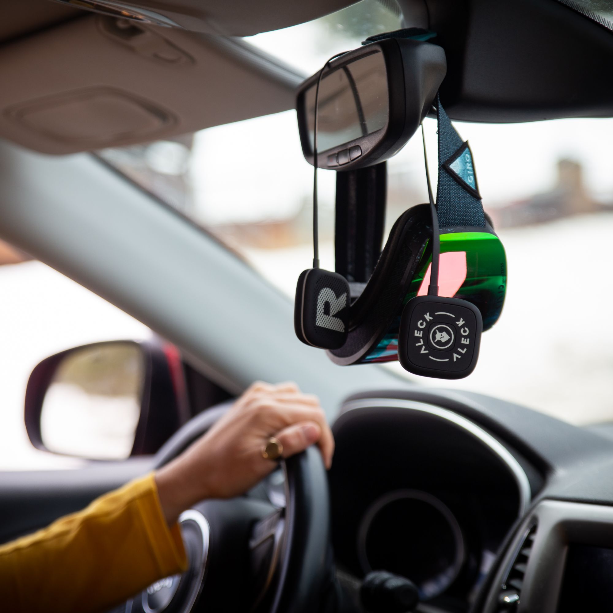 Aleck Nunchuks Wireless Helmet Audio Speaker Composite_or_Mixed