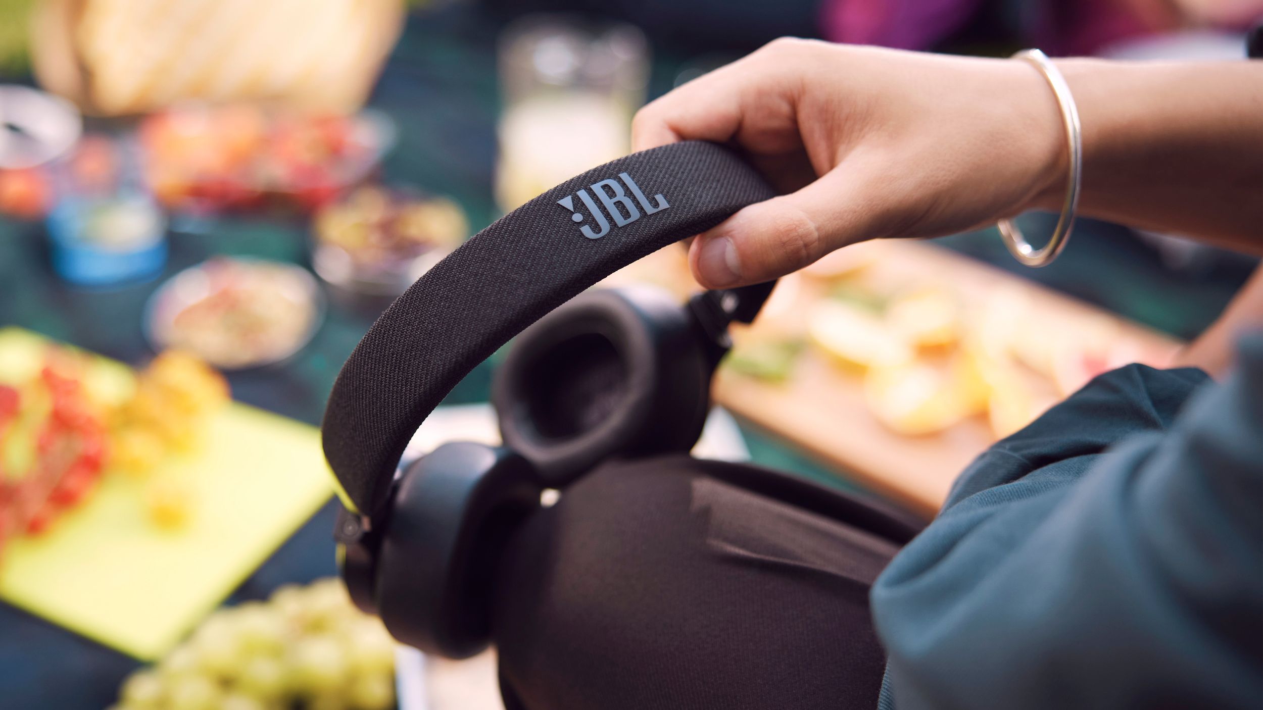 JBL Live 670 BTNC Wireless On-Ear Headphones Overhead_Plunge