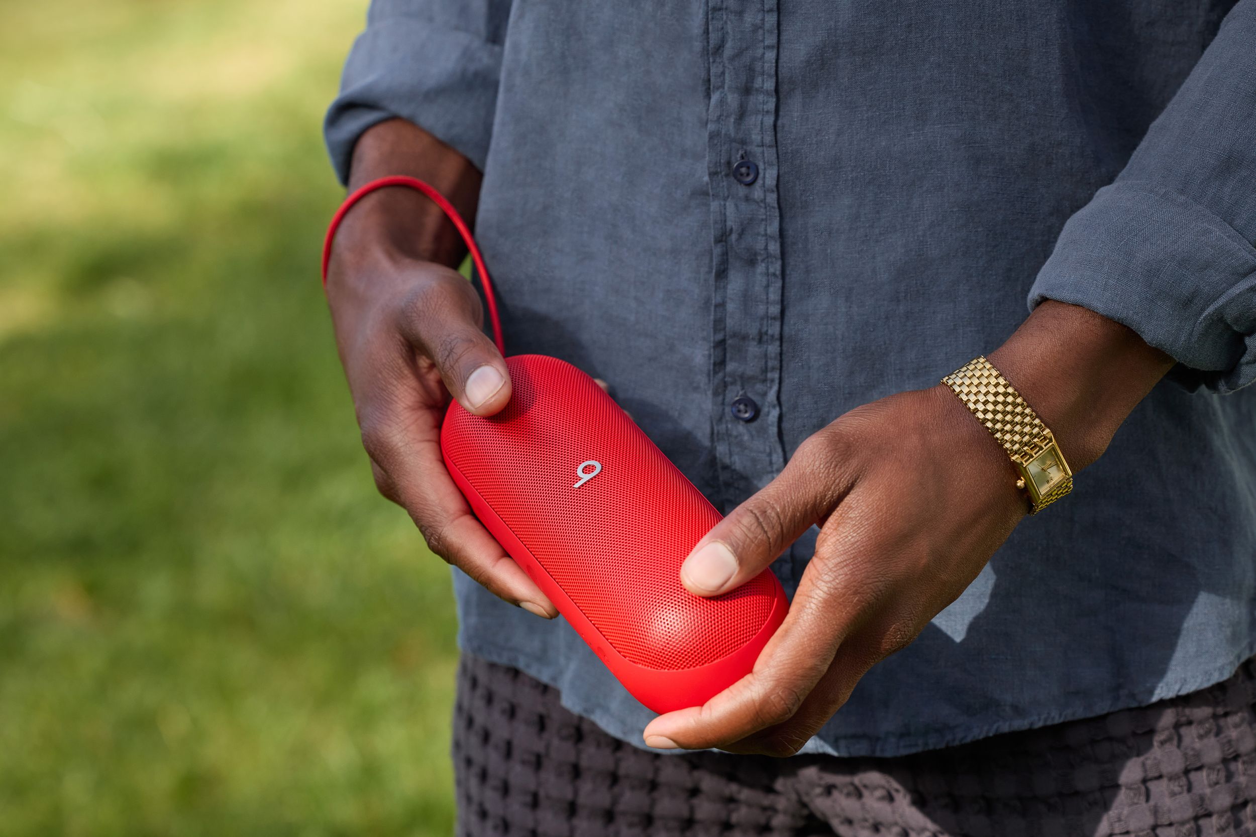 Beats Pill Portable Wireless Bluetooth Speaker Overhead_Plunge