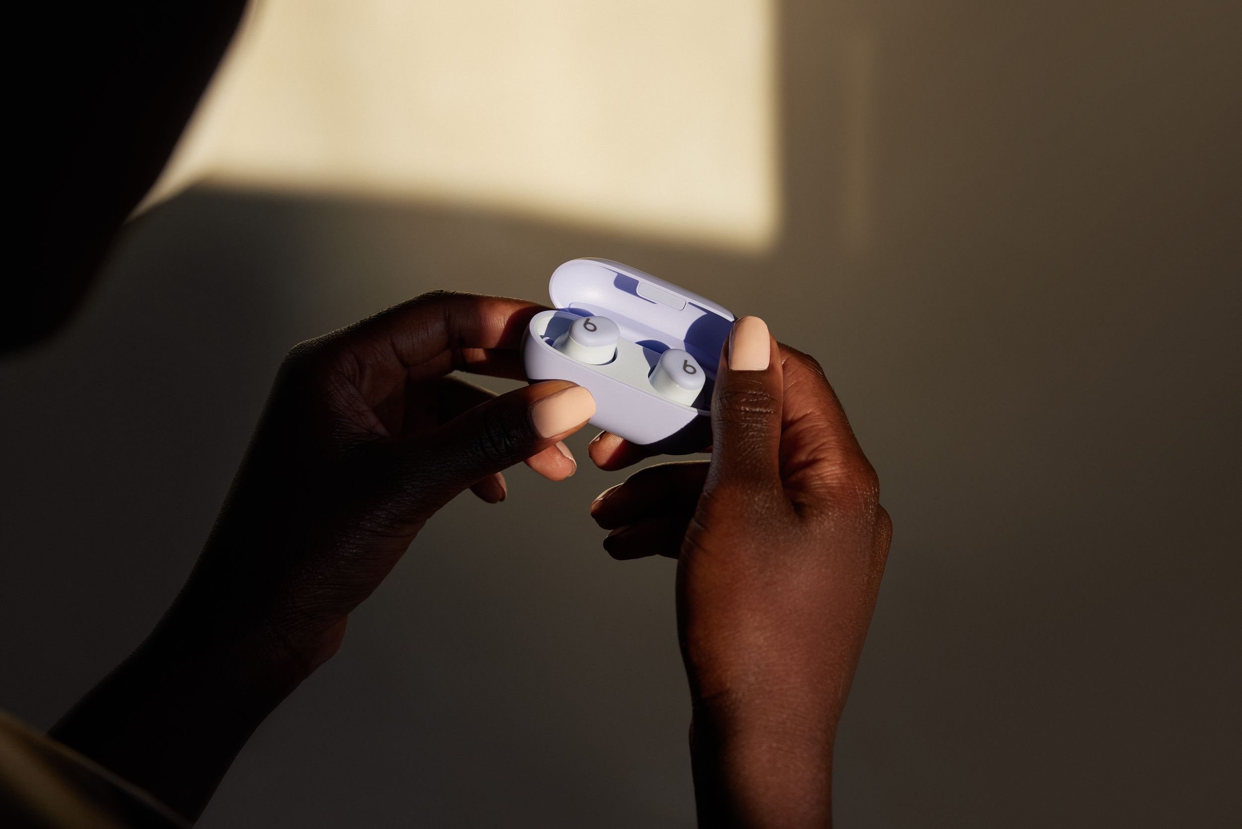 Beats Solo True Wireless Earbuds Overhead_Plunge