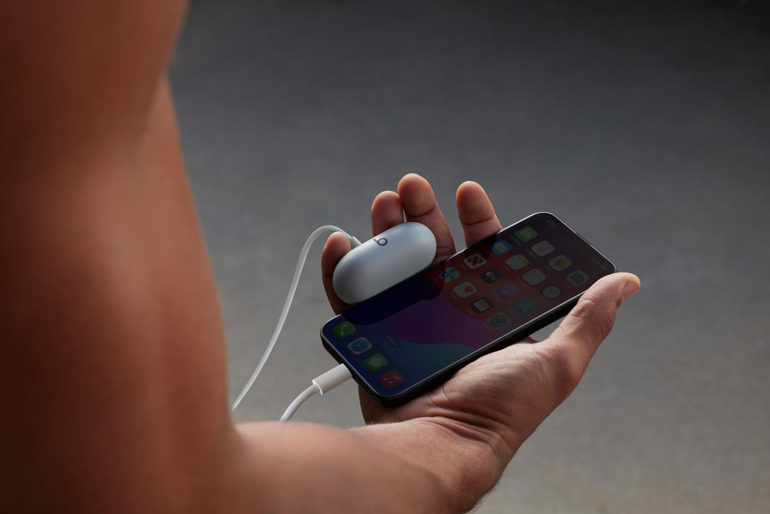 Beats Solo True Wireless Earbuds Overhead_Plunge