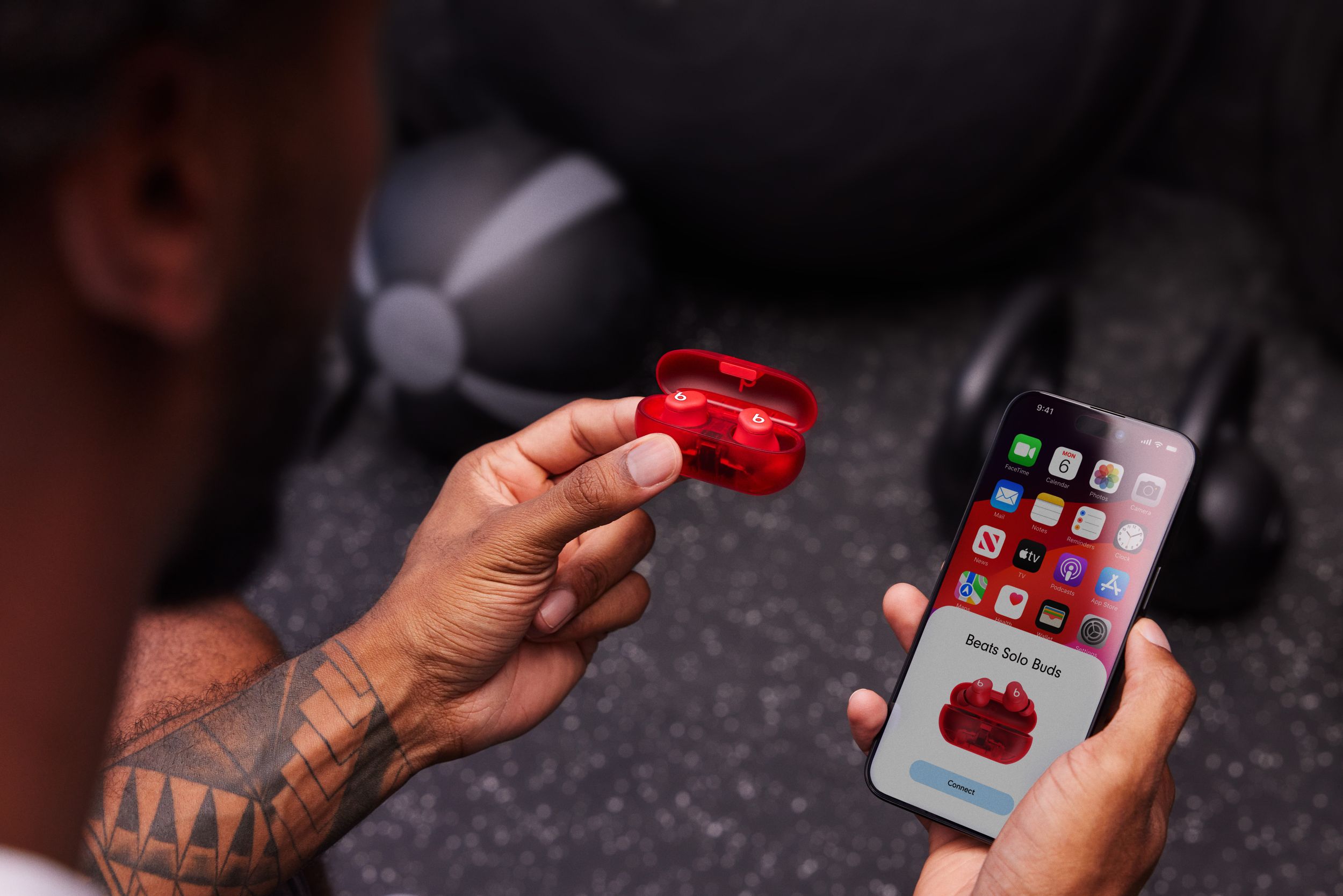 Beats Solo Buds True Wireless Earbuds Overhead_Plunge