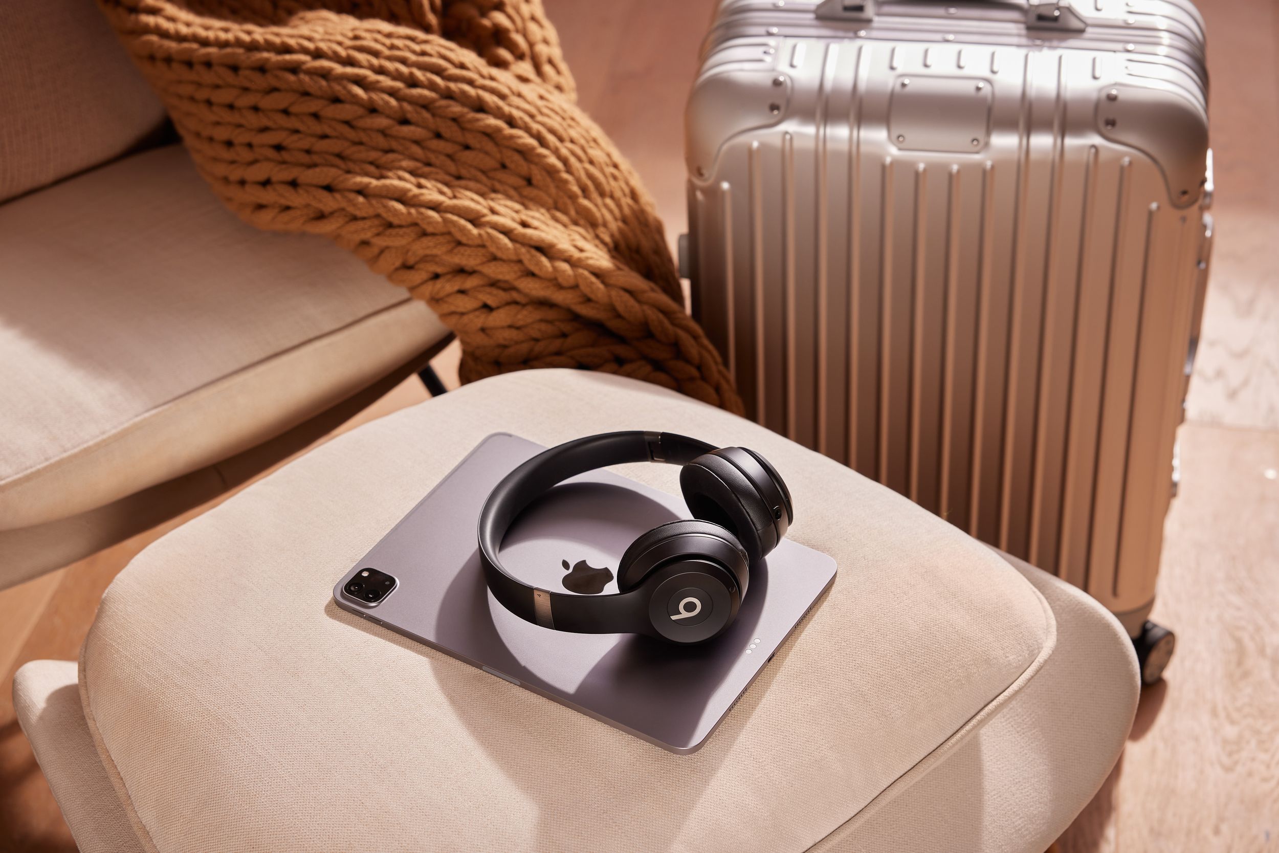 Beats Solo 4 Wireless Headphones Overhead_Plunge