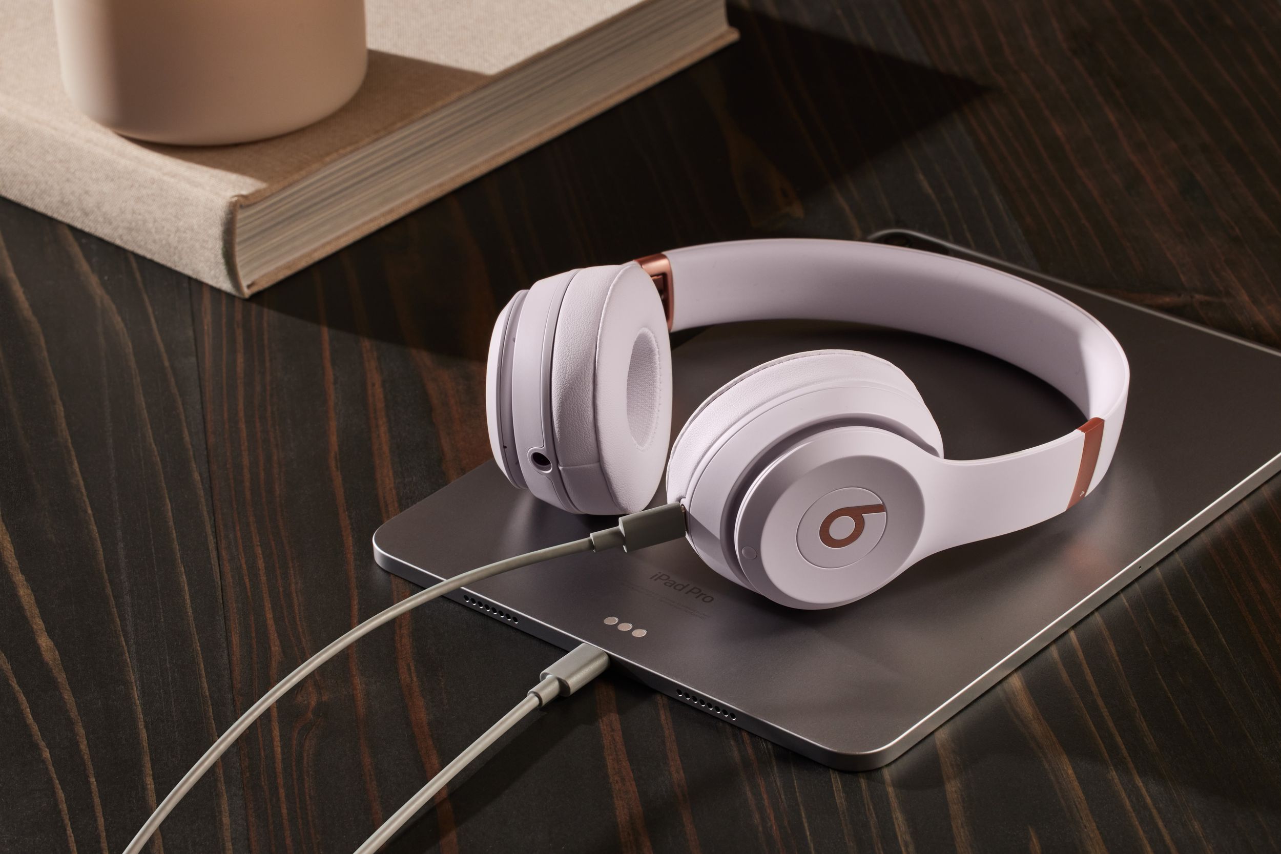 Beats Solo 4 Wireless Headphones Overhead_Plunge