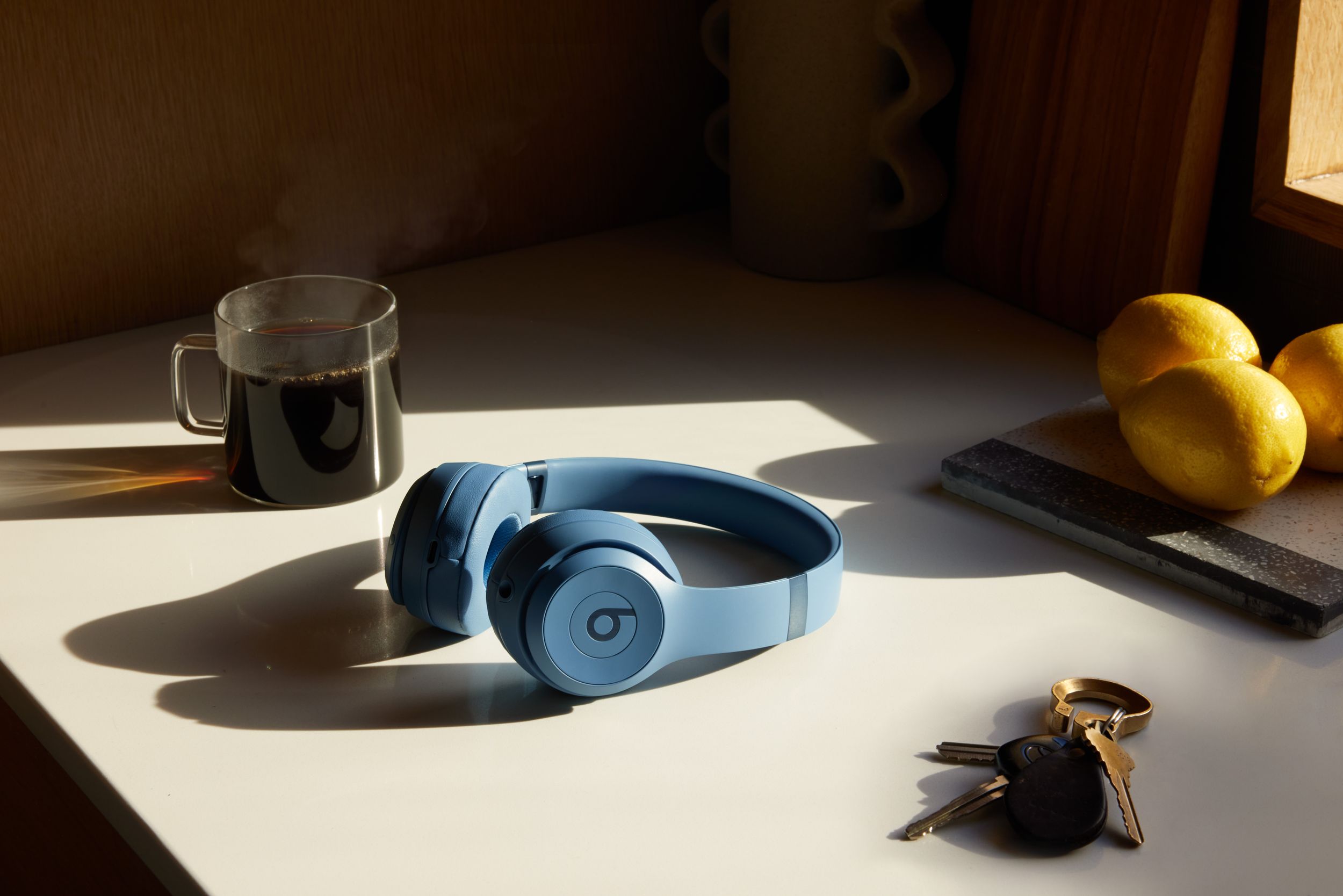 Beats Solo 4 Wireless Headphones Overhead_Plunge