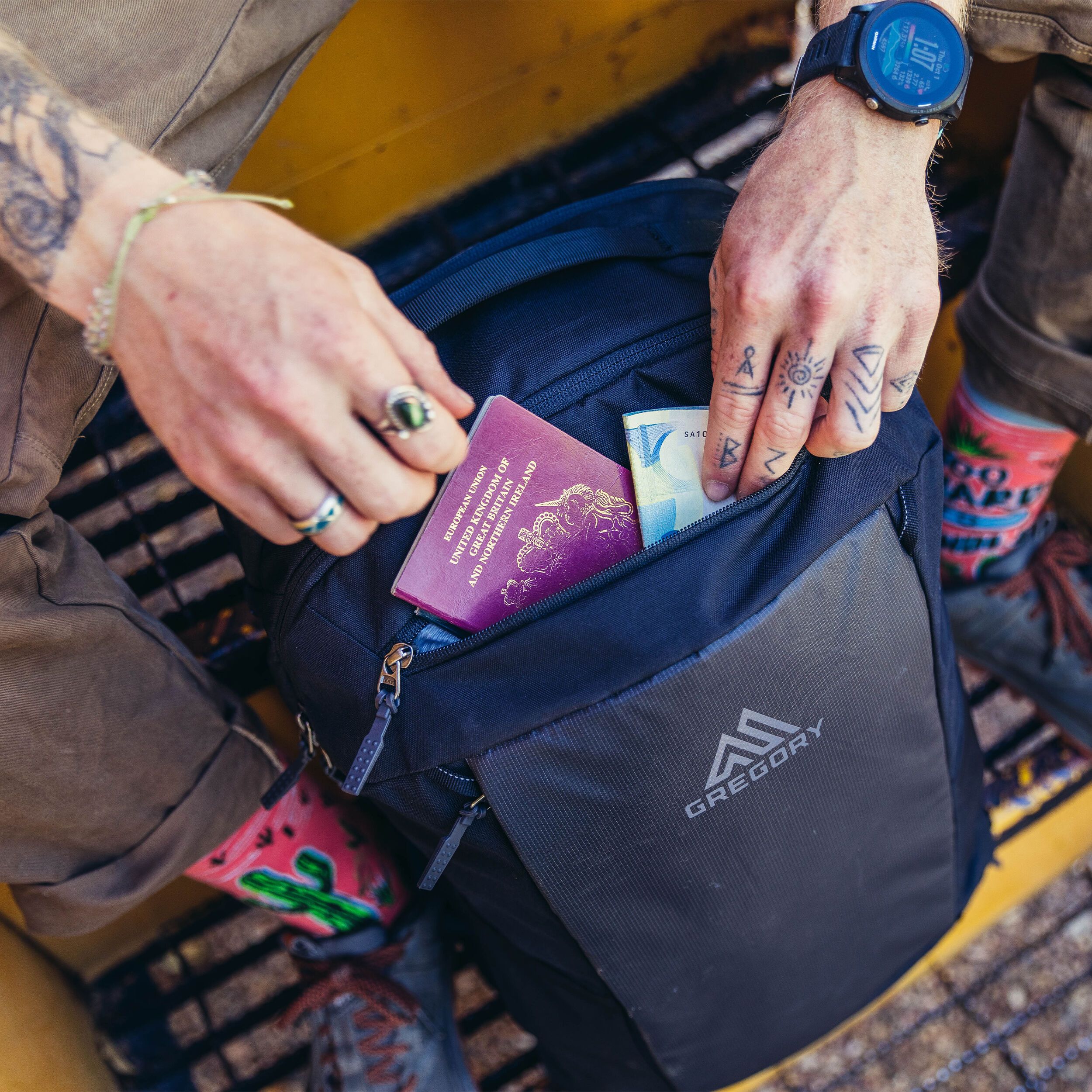 Gregory Border Carry-On 40 Backpack Overhead_Plunge