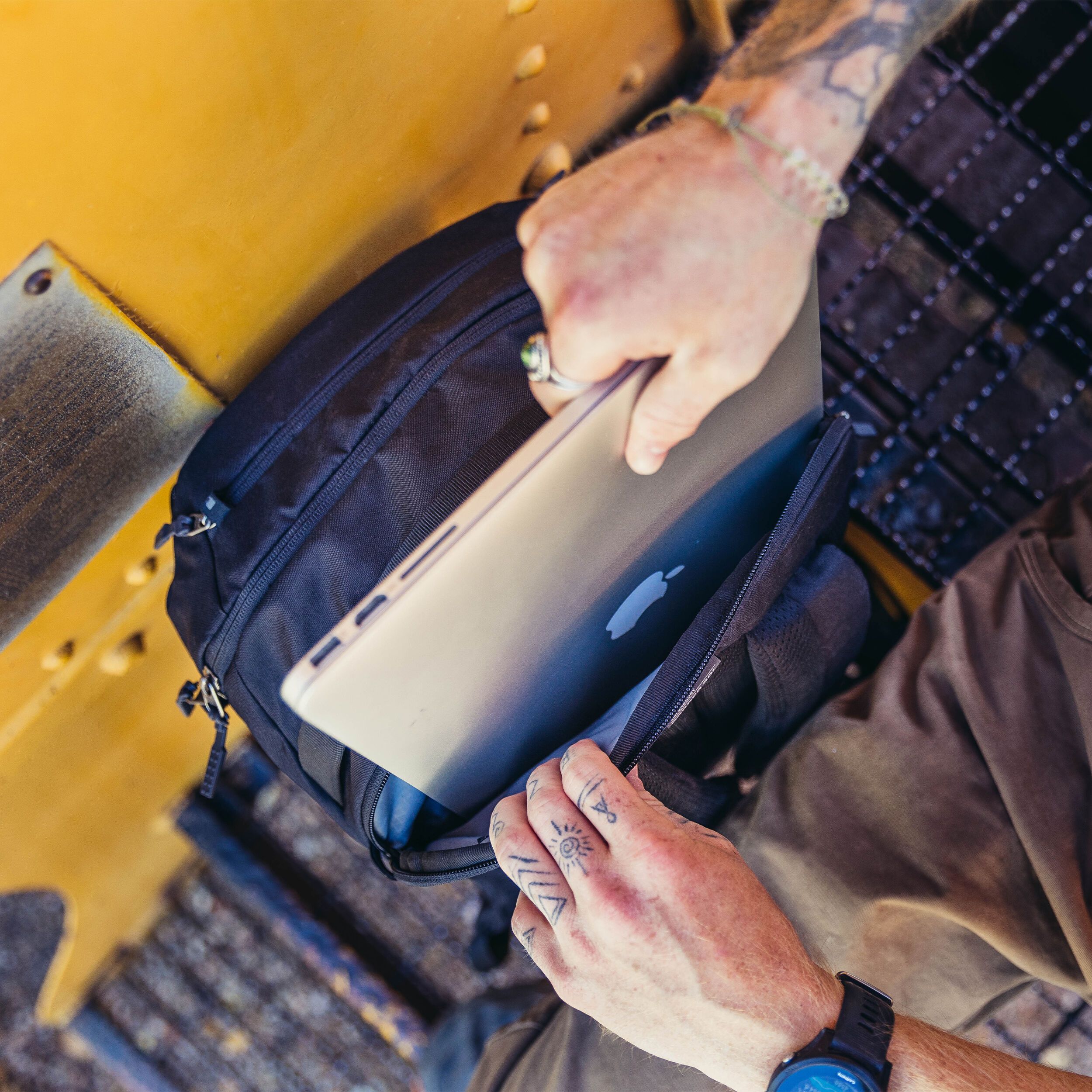 Gregory Border Carry-On 40 Backpack Overhead_Plunge