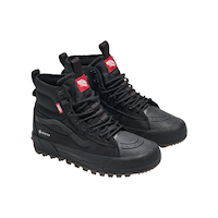 Vans Men's Sk8-Hi GORE-TEX MTE-3 Insulated Waterproof Winter Boots Front_Three_Fourths_Angled_Right