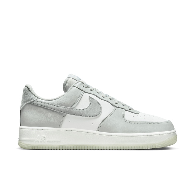 Nike Men's Air Force 1 '07 LV8 Shoes