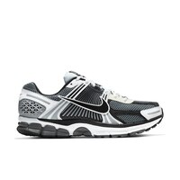 Nike Men's Zoom Vomero 5 Shoes Side_Right
