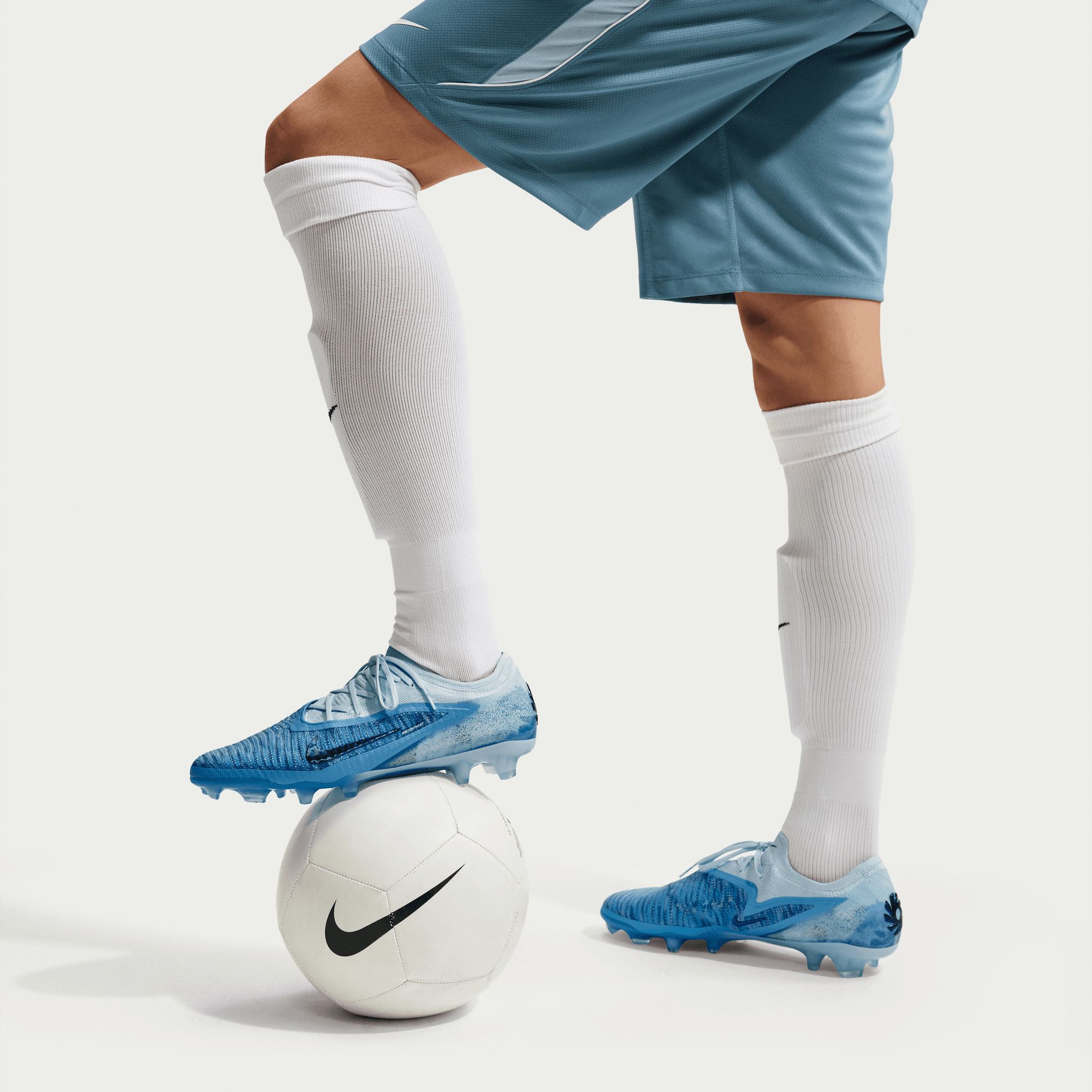 Nike Men’s Phantom 6 Low Elite Firm Ground Soccer Cleats for Natural Grass