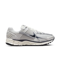 Nike Women's Zoom Vomero 5 Running Shoes Side_Right